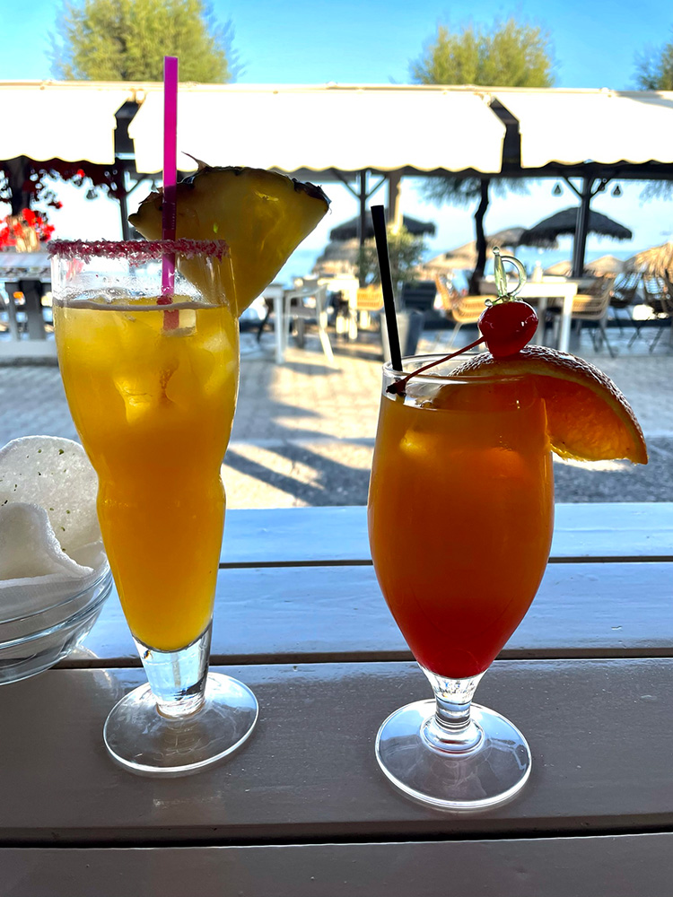 Cocktails drinken in Kamari - Het zuiden van Santorini