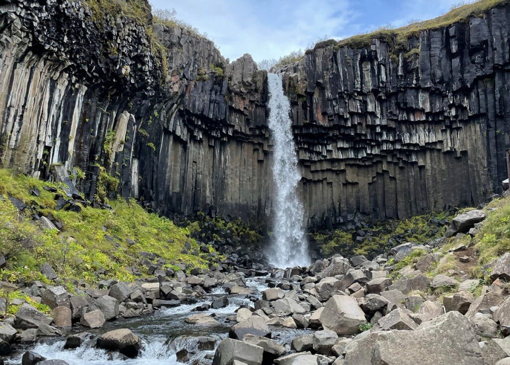 De zwarte waterval Svartifoss - een must-see in IJsland
