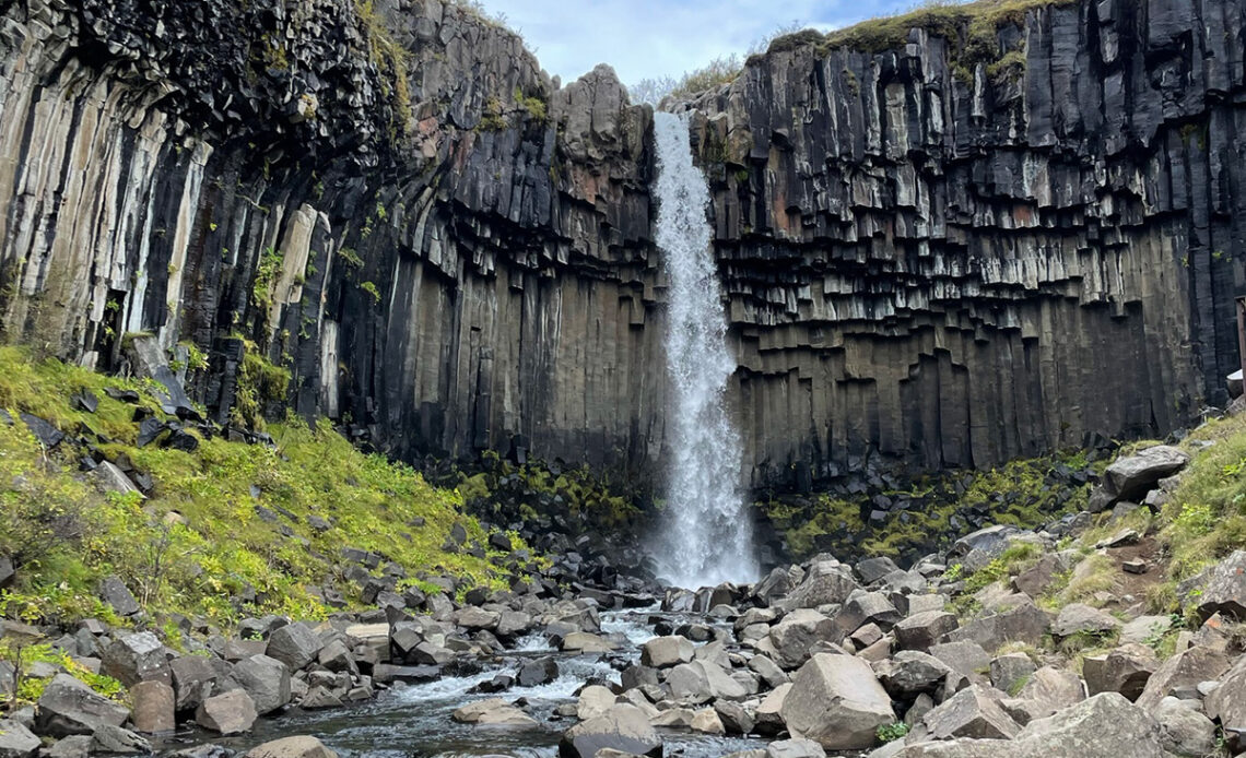 De zwarte waterval Svartifoss - een must-see in IJsland