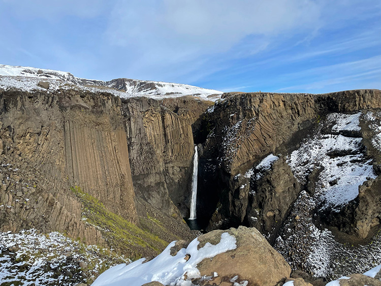 Hike naar Hengifoss-waterval
