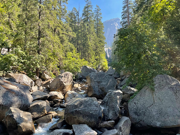 Vernall Fall Yosemite in de verte vanuit Yosemite National Park