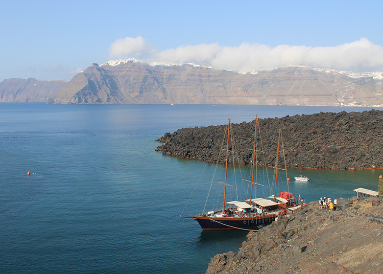 Ontdek het vulkanische eiland Nea Kameni vanuit Santorini - uitzicht vanaf het eiland