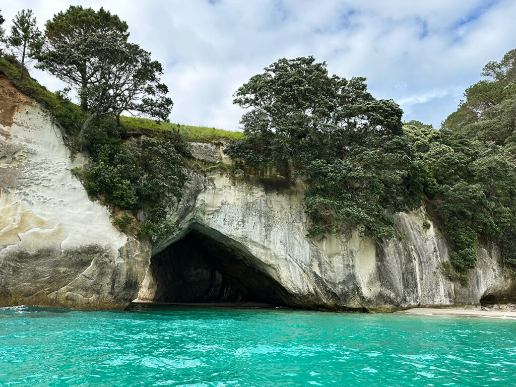 Waarom Cathedral Cove een must-visit is in Nieuw-Zeeland