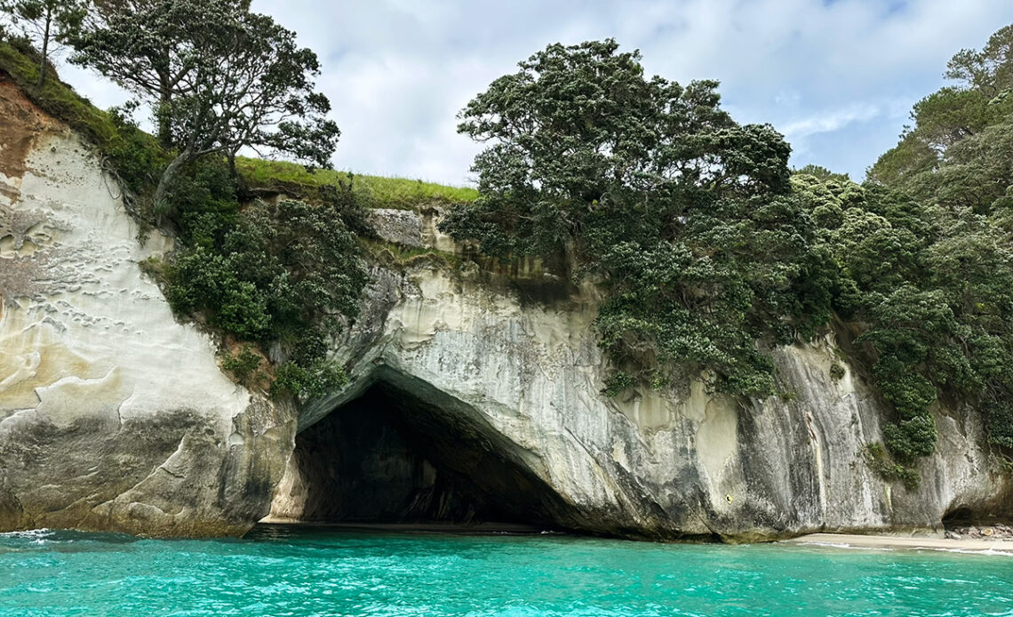 Waarom Cathedral Cove een must-visit is in Nieuw-Zeeland