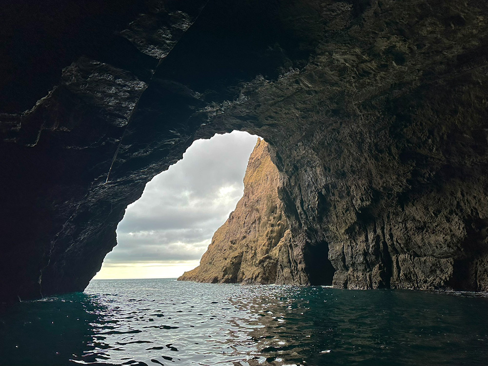 Zeegrot-Orua-Sea-Cave-Cathedral-Cove-vanuit-Hahei-Nieuw-Zeeland
