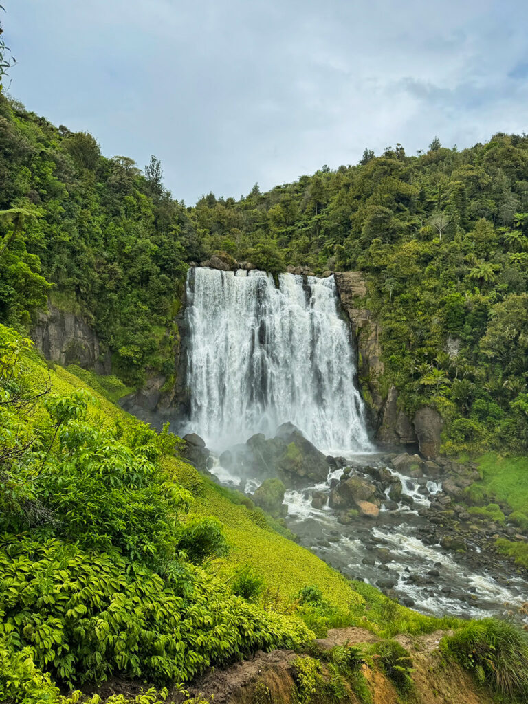 Marokopa-Falls-de-mooiste-waterval-Noordeiland-in-het-Waitomo-gebied