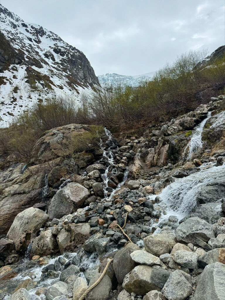 Waterval oversteken uitdagende hike west-noorwegen