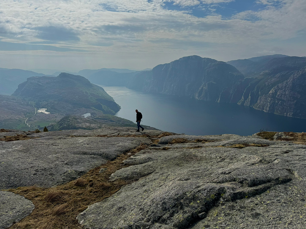 Uitzicht op Preikestolen en Lysefjord vanaf Sollifjellet