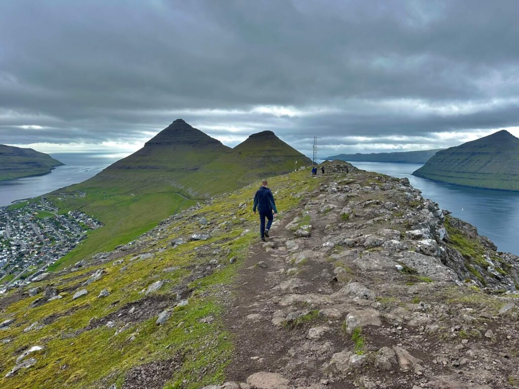 Klakkur hike met kind op de Faeröer