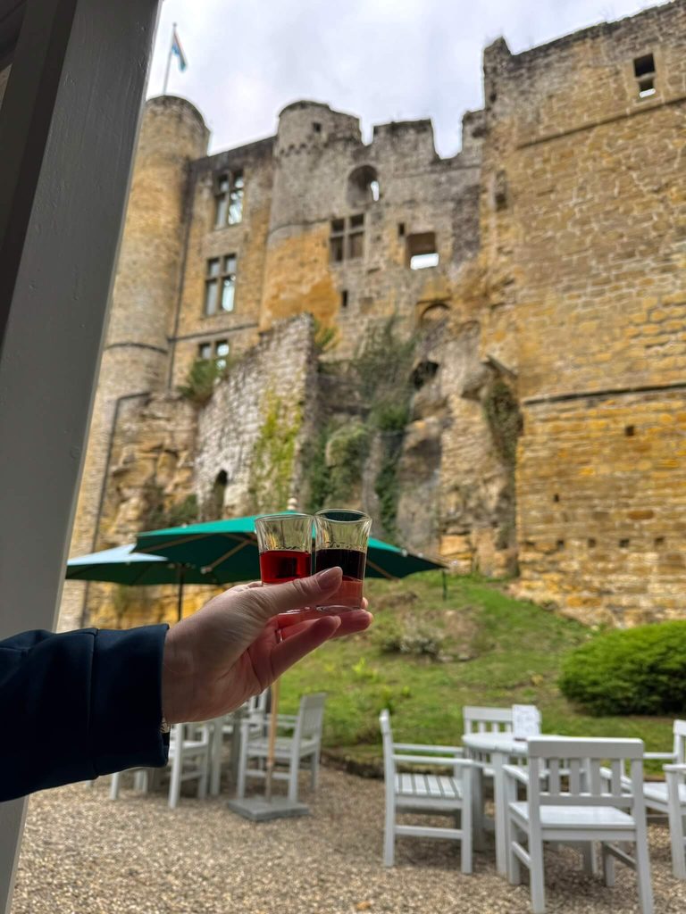 Kasteel Beaufort bezoeken - historie en een likeur proeven in mullerthal luxemburg