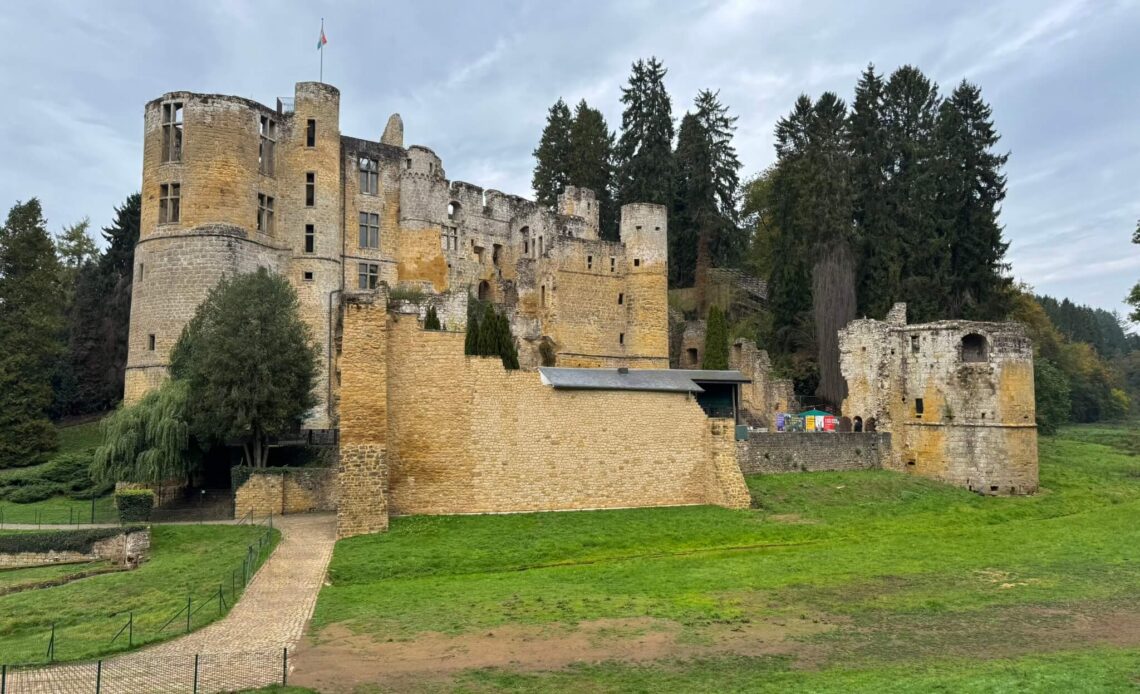 Kasteel Beaufort bezoeken - historie en een likeur proeven in mullerthal luxemburg